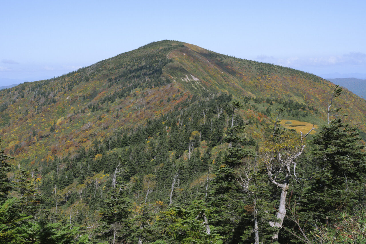 窓明山山体