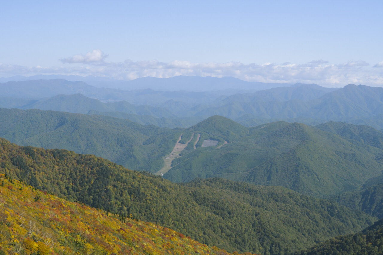 窓明山から見る北日光高畑スキー場