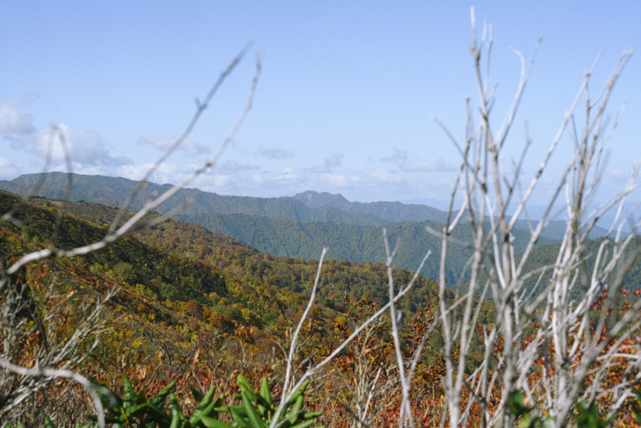 窓明山から見る会津朝日岳