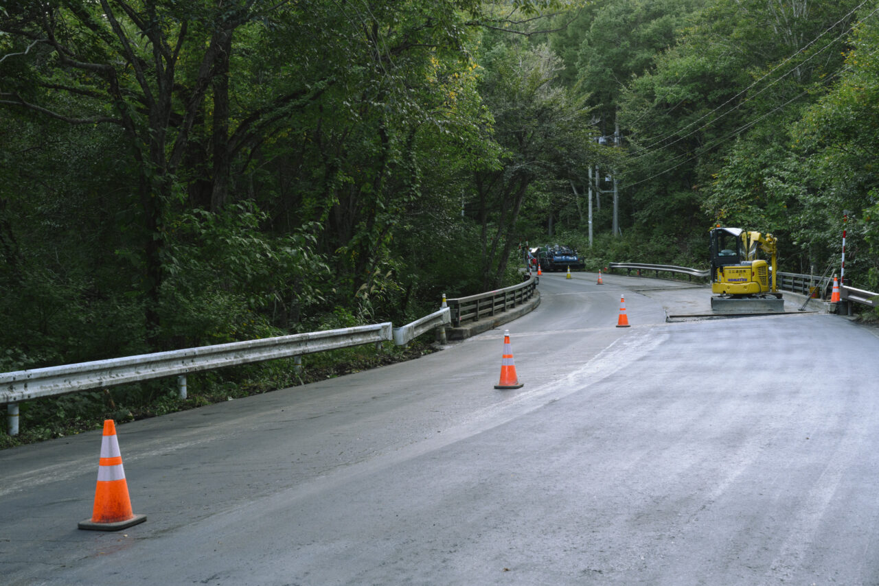 工事作業中の国道