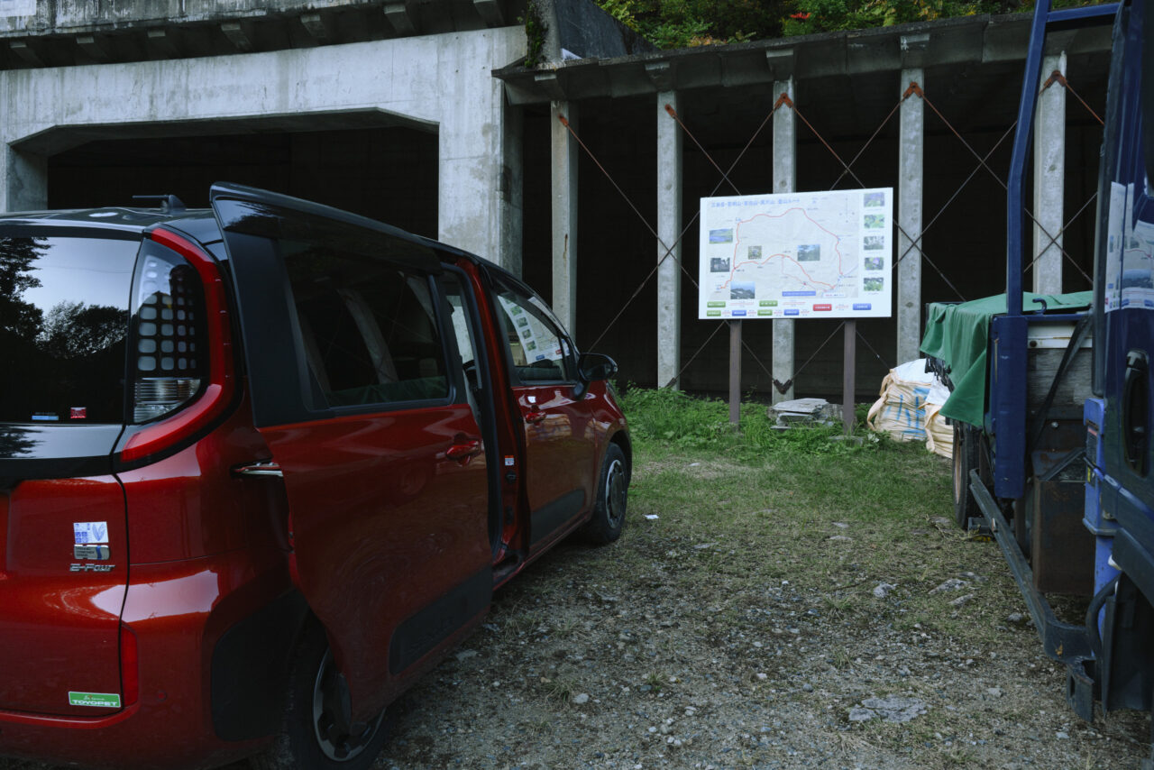 窓明山登山口駐車場