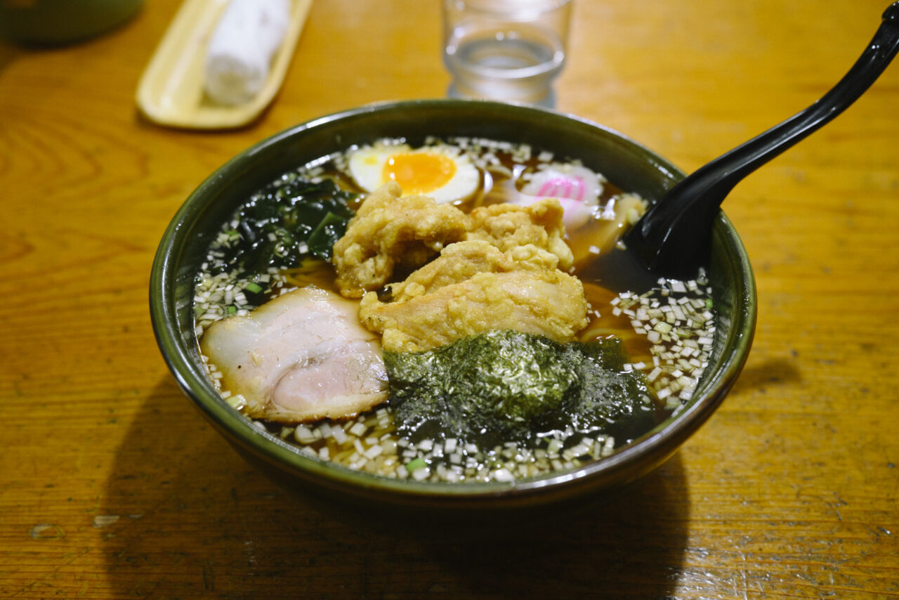 唐揚げラーメンを食べる